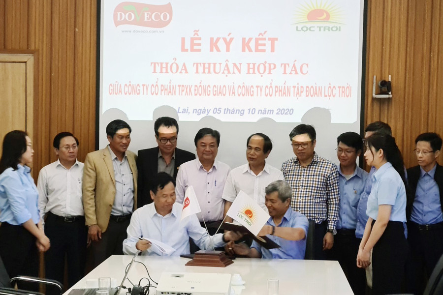 Lễ ký kết thỏa thuận hợp tác về xây dựng, phát triển vùng nguyên liệu trên địa bàn tỉnh Gia Lai giữa Công ty DOVECO và Công ty cổ phần Tập đoàn Lộc Trời. Ảnh: Ngọc Sang Lễ ký kết thỏa thuận hợp tác về xây dựng, phát triển vùng nguyên liệu trên địa bàn tỉnh Gia Lai giữa Công ty DOVECO và Công ty cổ phần Tập đoàn Lộc Trời. Ảnh: Ngọc Sang