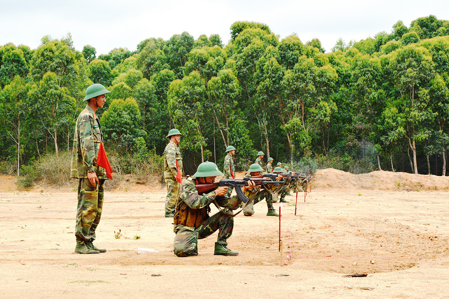 Cán bộ, chiến sĩ Sư đoàn 320 (Quân đoàn 3) huấn luyện trên thao trường. Ảnh: Vĩnh Hoàng