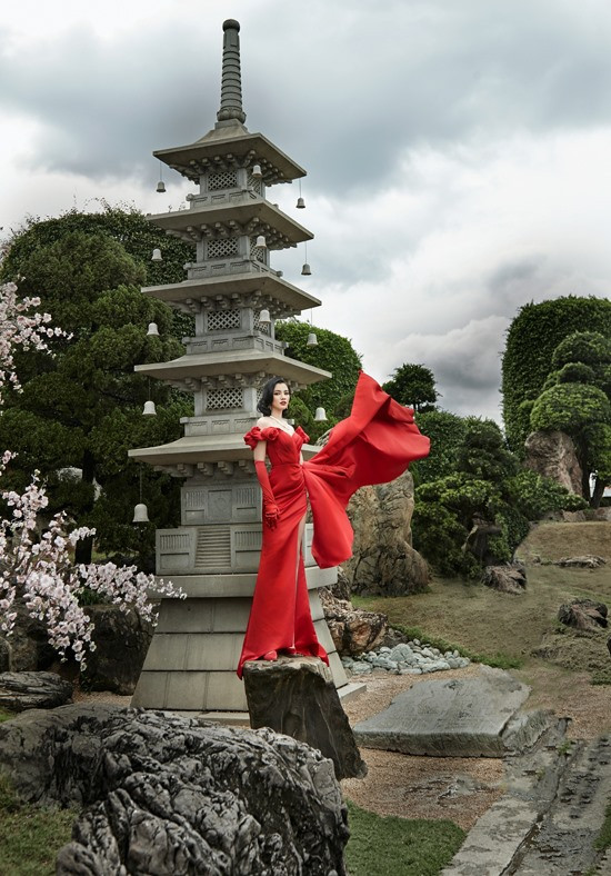 Cẩm Đan khoe triệt để vóc dáng thon gọn với các thiết kế dạ hội xẻ sâu gợi cảm.