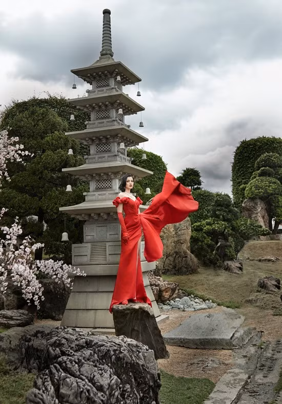 Cẩm Đan khoe triệt để vóc dáng thon gọn với các thiết kế dạ hội xẻ sâu gợi cảm.