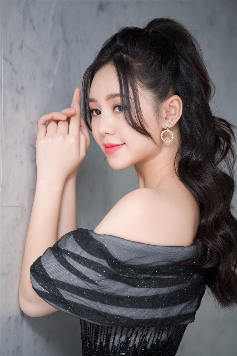 Hiện Quỳnh Kool đã hoàn thành bộ phim Hướng dương ngược nắng và đang trong thời gian quay Hẹn em ngày nắng. Trong bộ phim này, cô đóng cùng nam diễn viên điển trai Hà Việt Dũng. Được biết, phim 