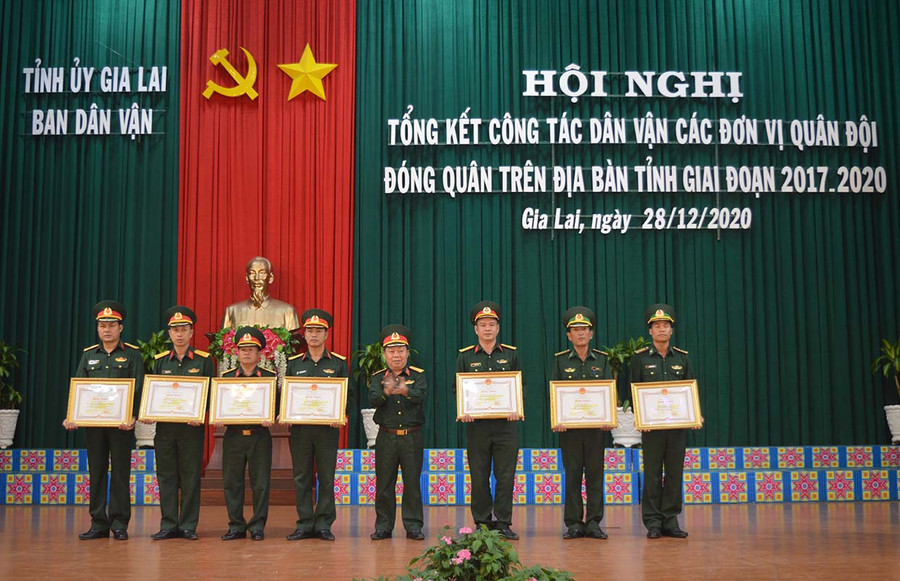 Đại tá Lê Tuấn Hiền trao bằng khen của Chủ tịch UBND tỉnh cho các cá nhân. Ảnh: Anh Huy Đại tá Lê Tuấn Hiền trao bằng khen của Chủ tịch UBND tỉnh cho các cá nhân. Ảnh: Anh Huy