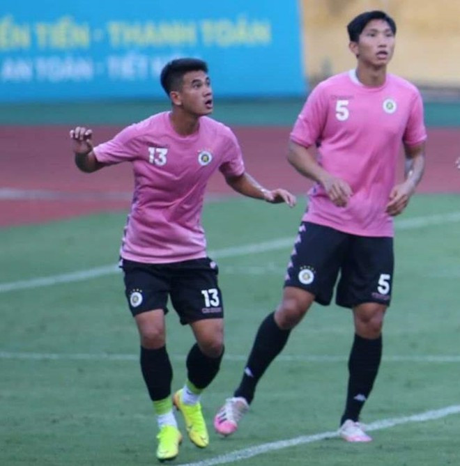 Văn Hậu tập trong màu áo CLB Hà Nội ẢNH: VY KHÁNH