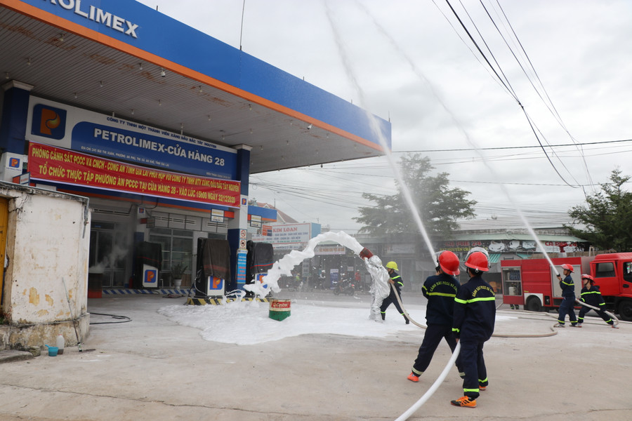 Đội Cảnh sát PCCC-CNCH khu vực An Khê sử dụng bọt hòa không khí dập tắt đám cháy. Ảnh: Ngọc Minh