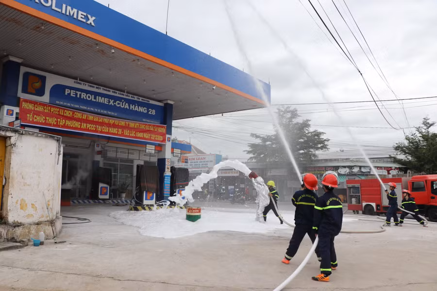 Đội Cảnh sát PCCC-CNCH khu vực An Khê sử dụng bọt hòa không khí dập tắt đám cháy. Ảnh: Ngọc Minh