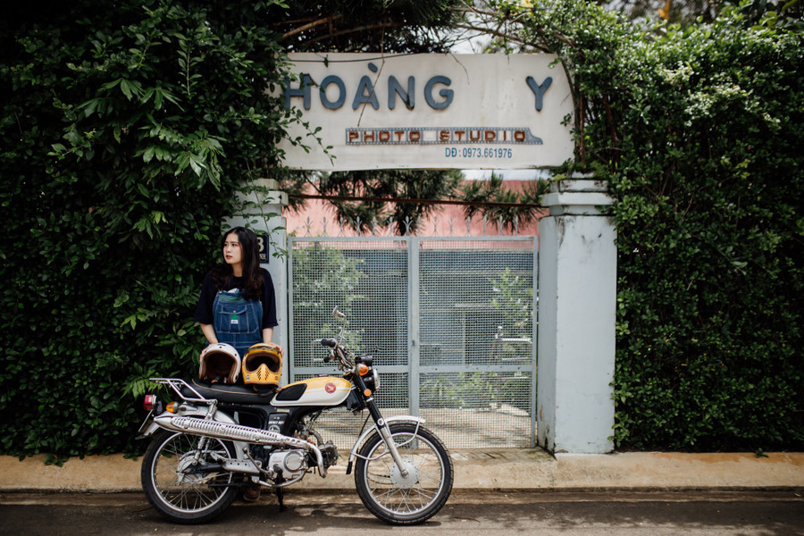 Khoa có cảm xúc đặc biệt với ngôi nhà cũ, biển hiệu cũ. Ảnh Tạ Ngọc Anh Khoa