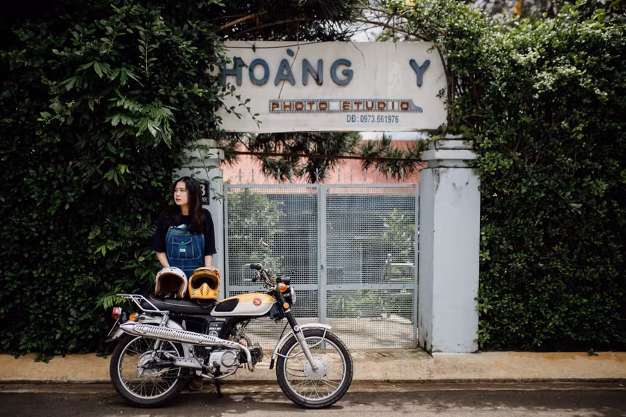 Khoa có cảm xúc đặc biệt với ngôi nhà cũ, biển hiệu cũ. Ảnh Tạ Ngọc Anh Khoa