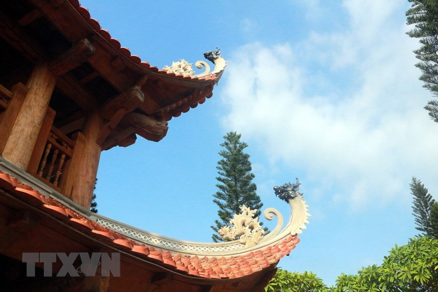 Mái chùa được thiết kế tỷ mỉ và làm cong theo lối kiến trúc thời Trần. (Nguồn: TTXVN phát) Mái chùa được thiết kế tỷ mỉ và làm cong theo lối kiến trúc thời Trần. (Nguồn: TTXVN phát)