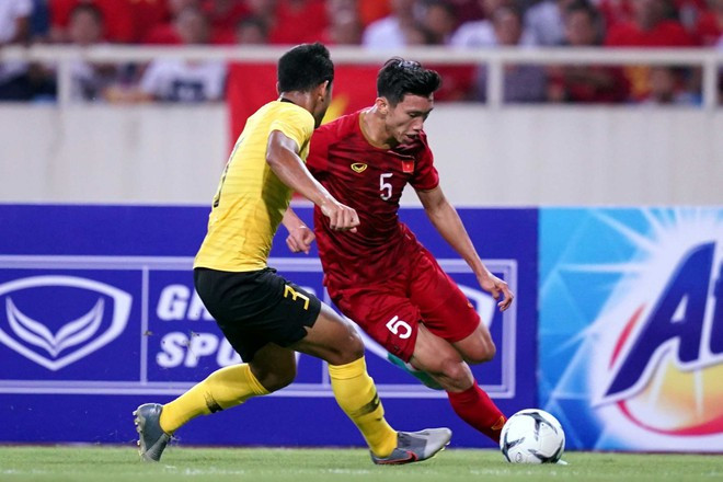 Văn Hậu thi đấu tại vòng loại World Cup 2022 ẢNH: ĐỘC LẬP