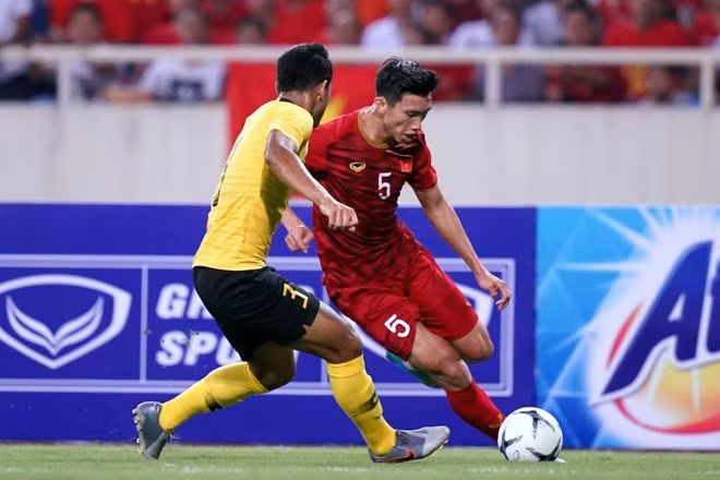 Văn Hậu thi đấu tại vòng loại World Cup 2022 ẢNH: ĐỘC LẬP