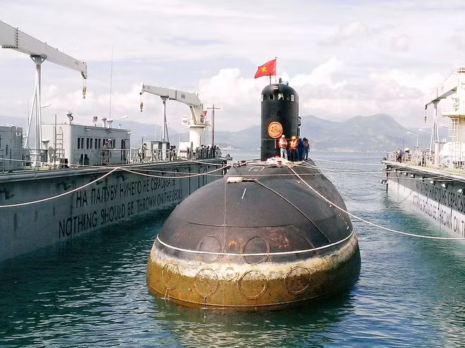 Tàu ngầm 183 TP.HCM được đưa lên ụ nổi để bảo dưỡng định kỳ- Ảnh: Báo Hải quân Việt Nam