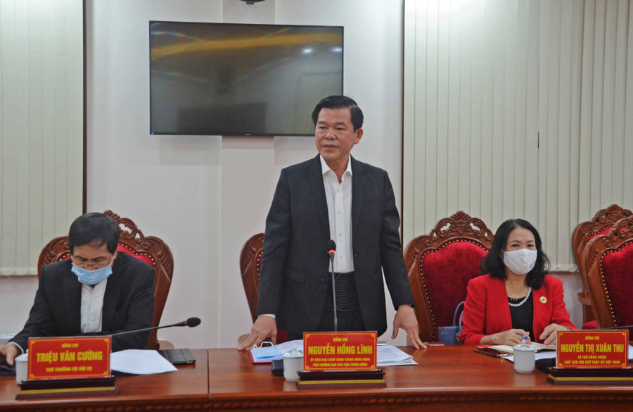 Đồng chí Nguyễn Hồng Lĩnh-Ủy viên Ban Chấp hành Trung ương Đảng, Phó Trưởng Ban Dân vận Trung ương nêu vấn đề tại buổi làm việc-ảnh Phương Linh.jpg