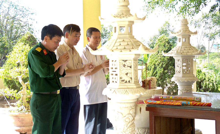 Tác giả (ở giữa) thắp hương tưởng nhớ đồng đội tại Nhà tưởng niệm các anh hùng liệt sĩ tại phường Sông Bờ năm 2012. Ảnh: Hùng Tấn Tác giả (ở giữa) thắp hương tưởng nhớ đồng đội tại Nhà tưởng niệm các anh hùng liệt sĩ tại phường Sông Bờ năm 2012. Ảnh: Hùng Tấn