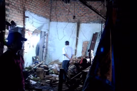 Xưởng tiện gỗ tan hoang sau vụ nổ.