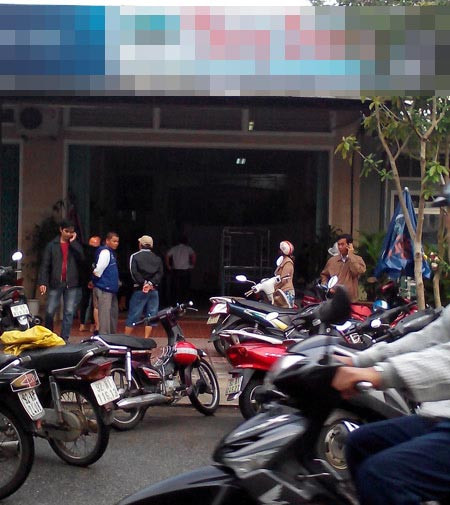 Người dân đến chia buồn cùng gia đình bà Mai.  Người dân đến chia buồn cùng gia đình bà Mai.