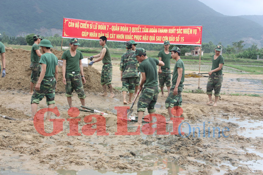 Cán bộ chiến sĩ Lữ đoàn 7 giúp dân khắc phục hậu quả cơn bão số 15. Ảnh: Hồng Thương  Cán bộ chiến sĩ Lữ đoàn 7 giúp dân khắc phục hậu quả cơn bão số 15. Ảnh: Hồng Thương