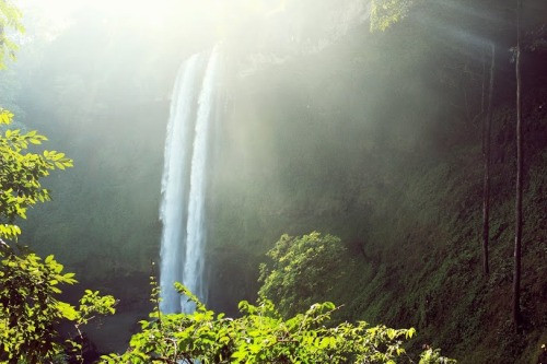 Ánh sáng mặt trời chiếu qua tia nước phản chiếu màu lung linh như cổ tích.