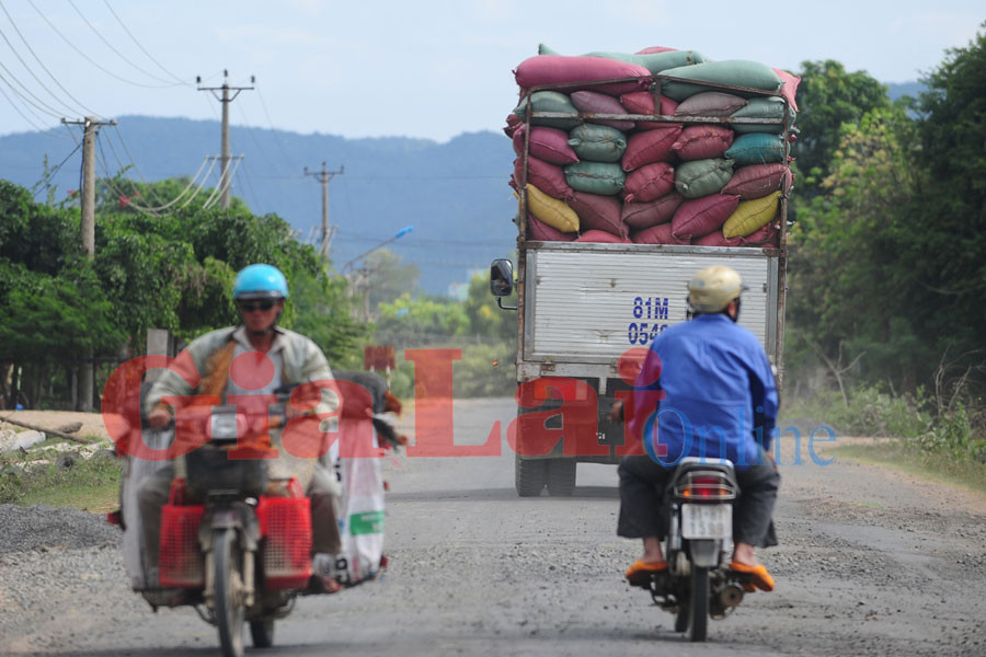 Xe chở mì chạy trên quốc lộ 25. Ảnh: Nguyễn Giác Xe chở mì chạy trên quốc lộ 25.Ảnh: Nguyễn Giác