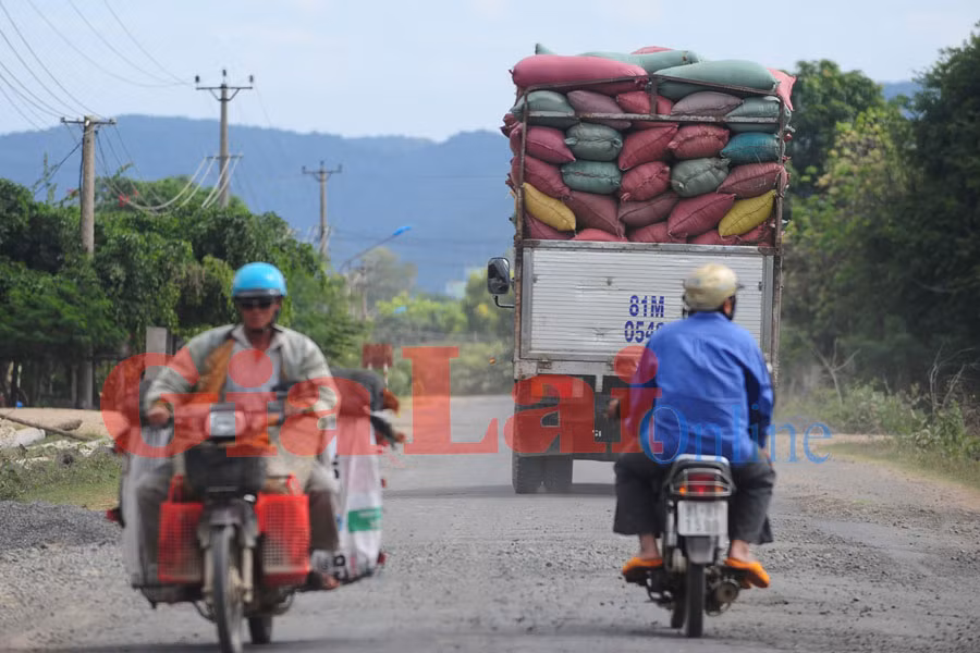 Xe chở mì chạy trên quốc lộ 25.Ảnh: Nguyễn Giác