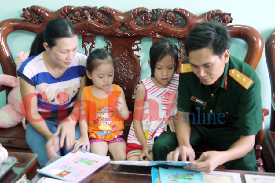  Gia đình Trung úy chuyên nghiệp Huỳnh Thái Lực trong căn nhà mới. Ảnh: Đỗ Thị Ngọc Diệp