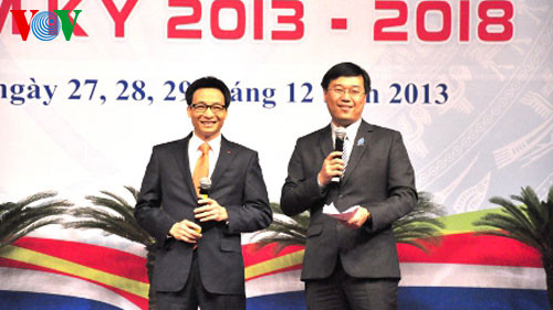 Phó Thủ tướng Vũ Đức Đam (ảnh trái) tại buổi đối thoại. Phó Thủ tướng Vũ Đức Đam (ảnh trái) tại buổi đối thoại.