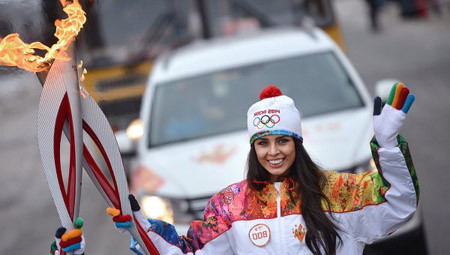  Hoa hậu Elmira Abdrazakova rước ngọn đuốc Olympic Sochi 2014.
