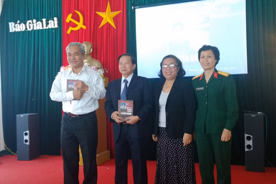 Gia đình Trung tướng Nguyễn Đường tặng sách cho đồng chí Phó Bí thư Thường trực Tỉnh ủy Phạm Đình Thu. Ảnh: Thu Huế