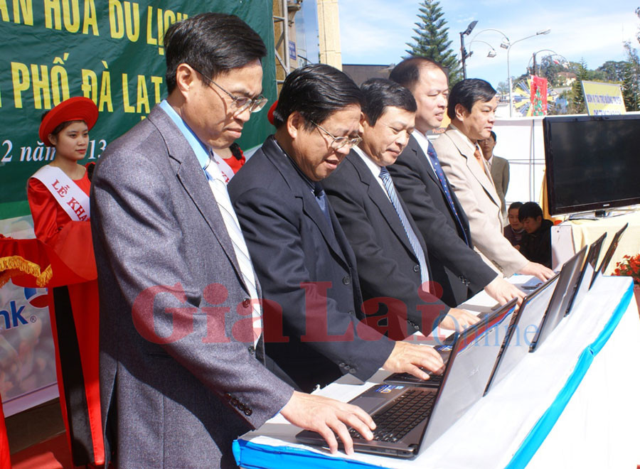 Lãnh đạo tỉnh Lâm Đồng và TP. Đà Lạt bấm nút khai trương hệ thống wifi miễn phí. Ảnh: Lệ Thủy