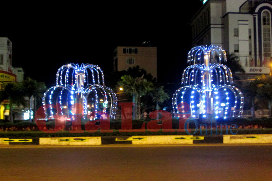 Đèn Led tại Ngã ba Hoa Lư đã được sửa chữa, thay mới. Ảnh: Hồng Thi