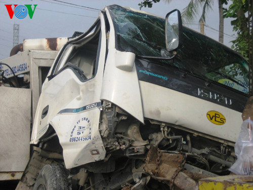 Phần đầu xe bơm bê tông bị hư hỏng, bóp méo.