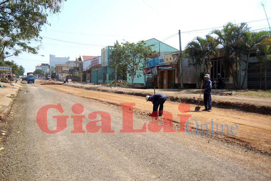 Hoàn thiện hệ thống giao thông trên địa bàn TP. Pleiku. Ảnh: Hà Duy Hoàn thiện hệ thống giao thông trên địa bàn TP. Pleiku. Ảnh: Hà Duy