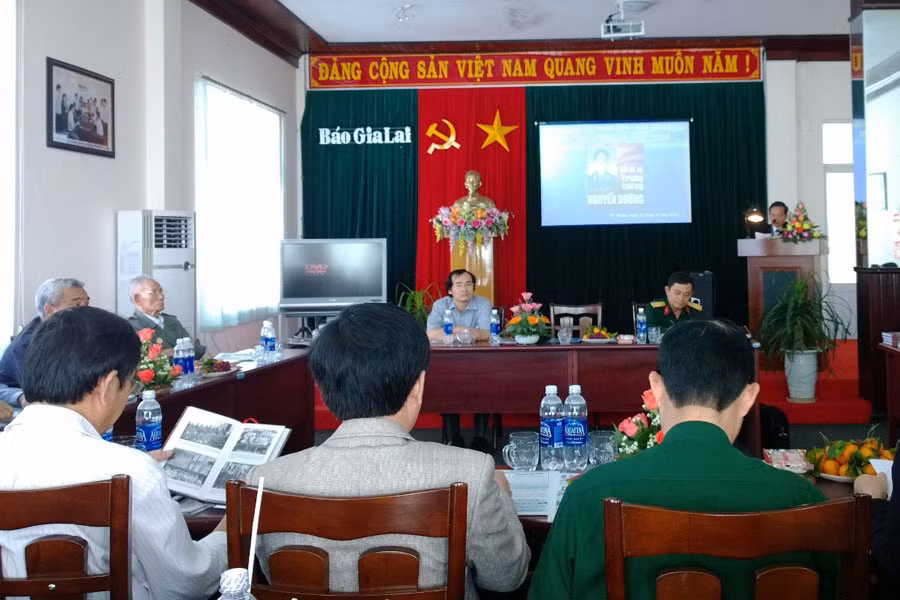 Quang cảnh buổi giới thiệu tập sách “Hồi ức về Trung tướng Nguyễn Đường”. Ảnh: Thu Huế