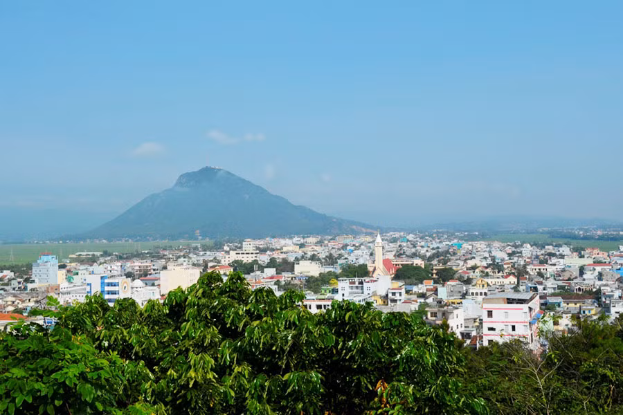  Núi Chóp Chài nhìn từ xa . Ảnh: K.N.B