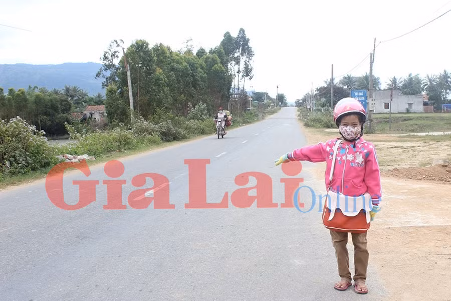  Quá giang là cách làm thường xuyên để đến được trường của nhiều em học sinh. Ảnh: P.L