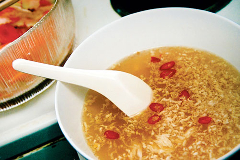 Nên rót trực tiếp ra bát hoặc dùng thìa sạch lau khô để múc nước mắm. Nên rót trực tiếp ra bát hoặc dùng thìa sạch lau khô để múc nước mắm.