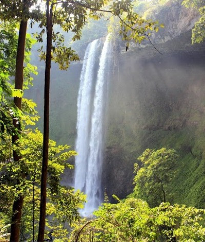 Dòng nước trắng xóa đổ từ độ cao 50 mét.