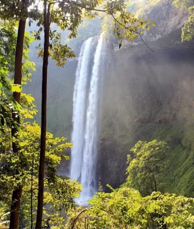 Dòng nước trắng xóa đổ từ độ cao 50 mét.