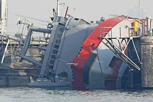 Tàu TCG Degirmendere bị lật.