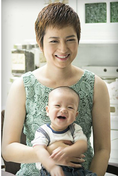 Thúy Vinh và con trai.