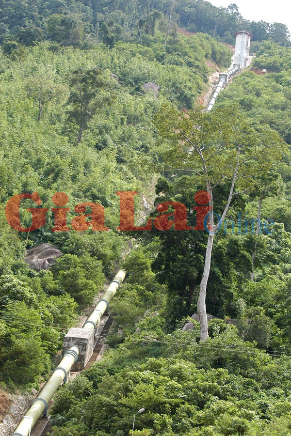 Đường ống dẫn nước thủy điện Krông Kma đã lấy đi hơn 100 ha rừng nguyên sinh của Vườn quốc gia Chư Yang Sin-Đak Lak. Ảnh: Đình Đối Đường ống dẫn nước thủy điện Krông Kma đã lấy đi hơn 100 ha rừng nguyên sinh của Vườn quốc gia Chư Yang Sin-Đak Lak. Ảnh: Đình Đối