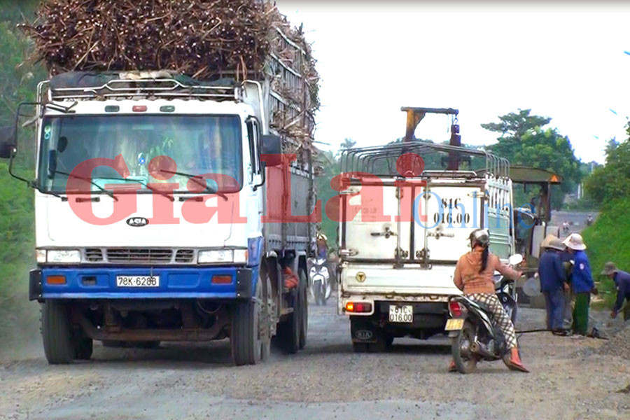 Xe quá tải giẫm nát quốc lộ 25 dù công nhân ra sức sửa chữa. Ảnh: Nguyễn Giác Xe quá tải giẫm nát quốc lộ 25 dù công nhân ra sức sửa chữa. Ảnh: Nguyễn Giác
