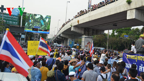 Đại biểu tình ngày 9-12-2013 do ông Suthep cầm đầu bao vây Phủ Thủ tướng. Tổng cộng đã có 5 người chết và gần 300 người bị thương trong đợt biểu tình này.