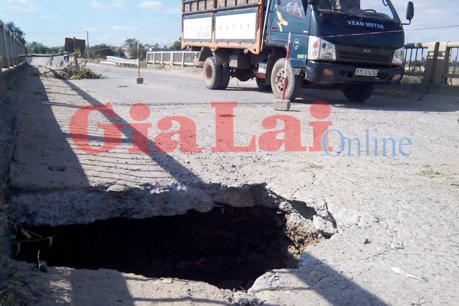 Cây cầu tại xã Chư Răng, Ia Pa vỡ do xe quá tải. Ảnh: Nguyễn Giác Cây cầu tại xã Chư Răng, Ia Pa vỡ do xe quá tải. Ảnh: Nguyễn Giác