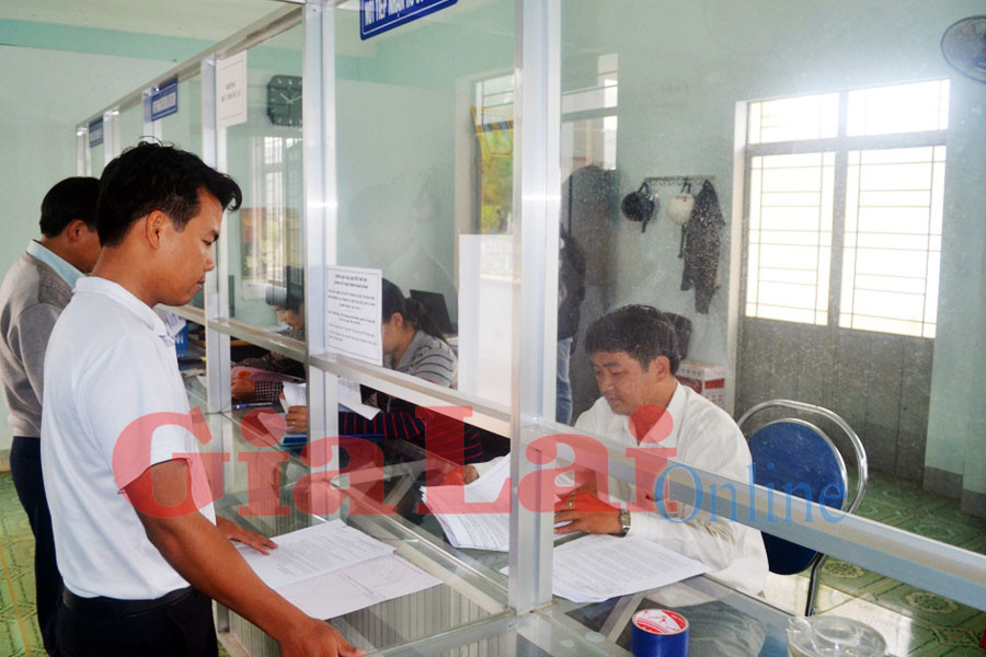  Người dân đăng ký cấp giấy CNQSDĐ. Ảnh: Lê Nam
