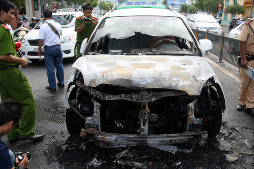 Dàn đầu xe bị cháy rụi. Dàn đầu xe bị cháy rụi.