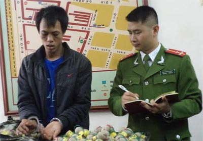 Đối tượng Hữu và tang vật tại trụ sở Công an. Đối tượng Hữu và tang vật tại trụ sở Công an.