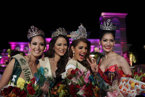 Từ trái qua: Top 4 Miss Earth 2013-Catharina Choi (Hoa hậu Lửa), Katia Wagner (Hoa hậu Không khí), Alyz Henrich (Hoa hậu Trái đất) và Punika Kulsoontornrut-Hoa hậu Nước. Từ trái qua: Top 4 Miss Earth 2013-Catharina Choi (Hoa hậu Lửa), Katia Wagner (Hoa hậu Không khí), Alyz Henrich (Hoa hậu Trái đất) và Punika Kulsoontornrut-Hoa hậu Nước.