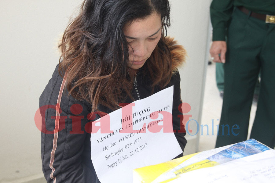 Đối tượng Vũ Kiều Thanh Dương cùng tang vật tại Cơ quan Điều tra. Ảnh: An Nguyên