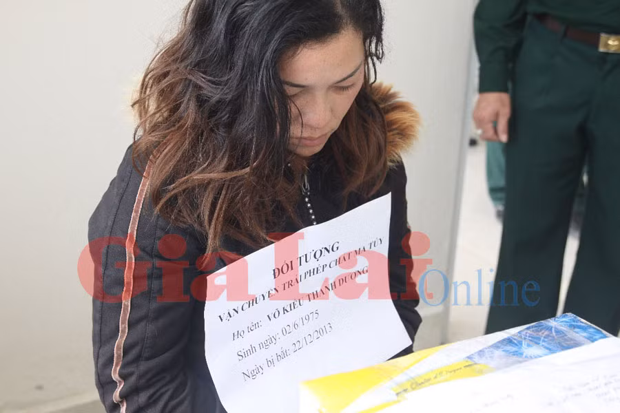 Đối tượng Vũ Kiều Thanh Dương cùng tang vật tại Cơ quan Điều tra. Ảnh: An Nguyên