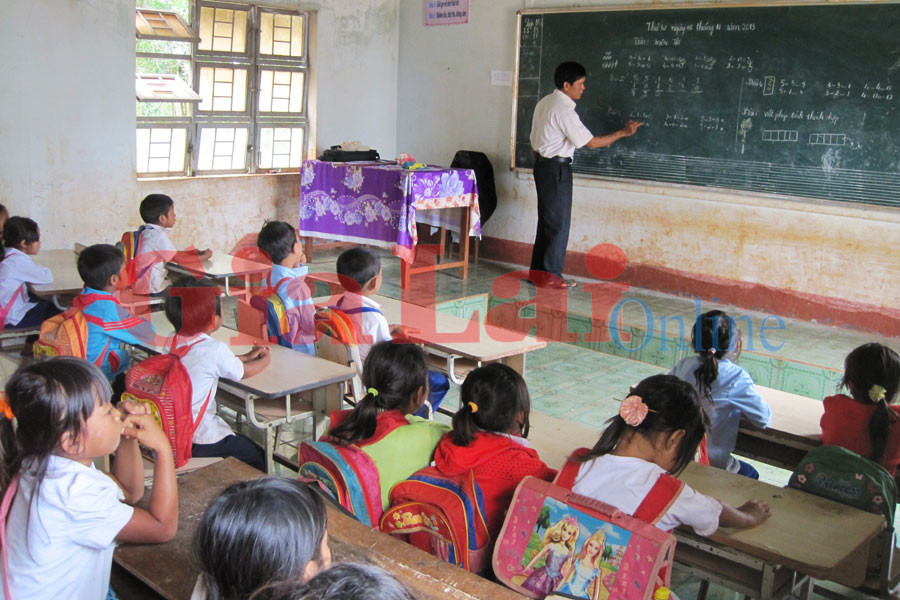 Trẻ con trong làng giờ đã đến trường học cái chữ. Ảnh: Hồng Thi